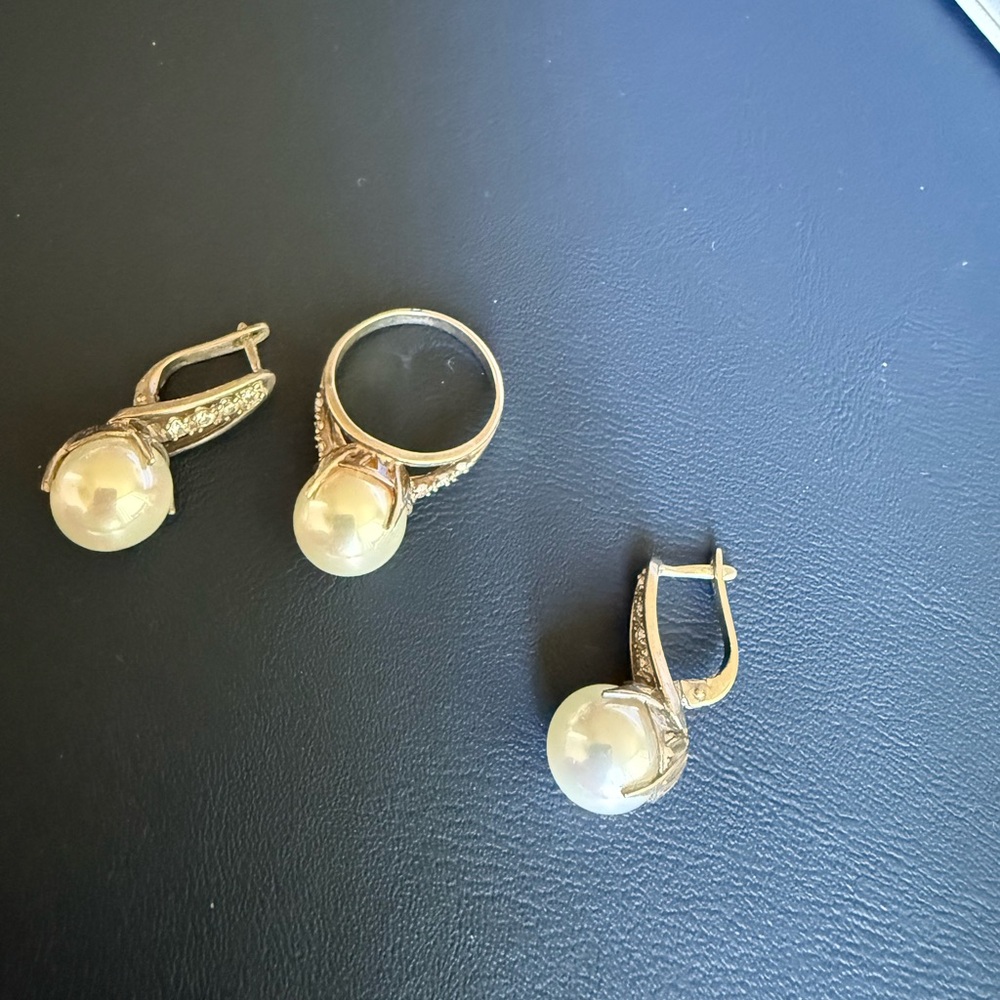 Elegant Silver and Pearl Jewelry Set
